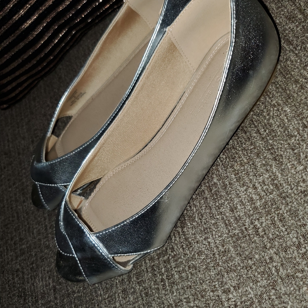 Peep toe flats